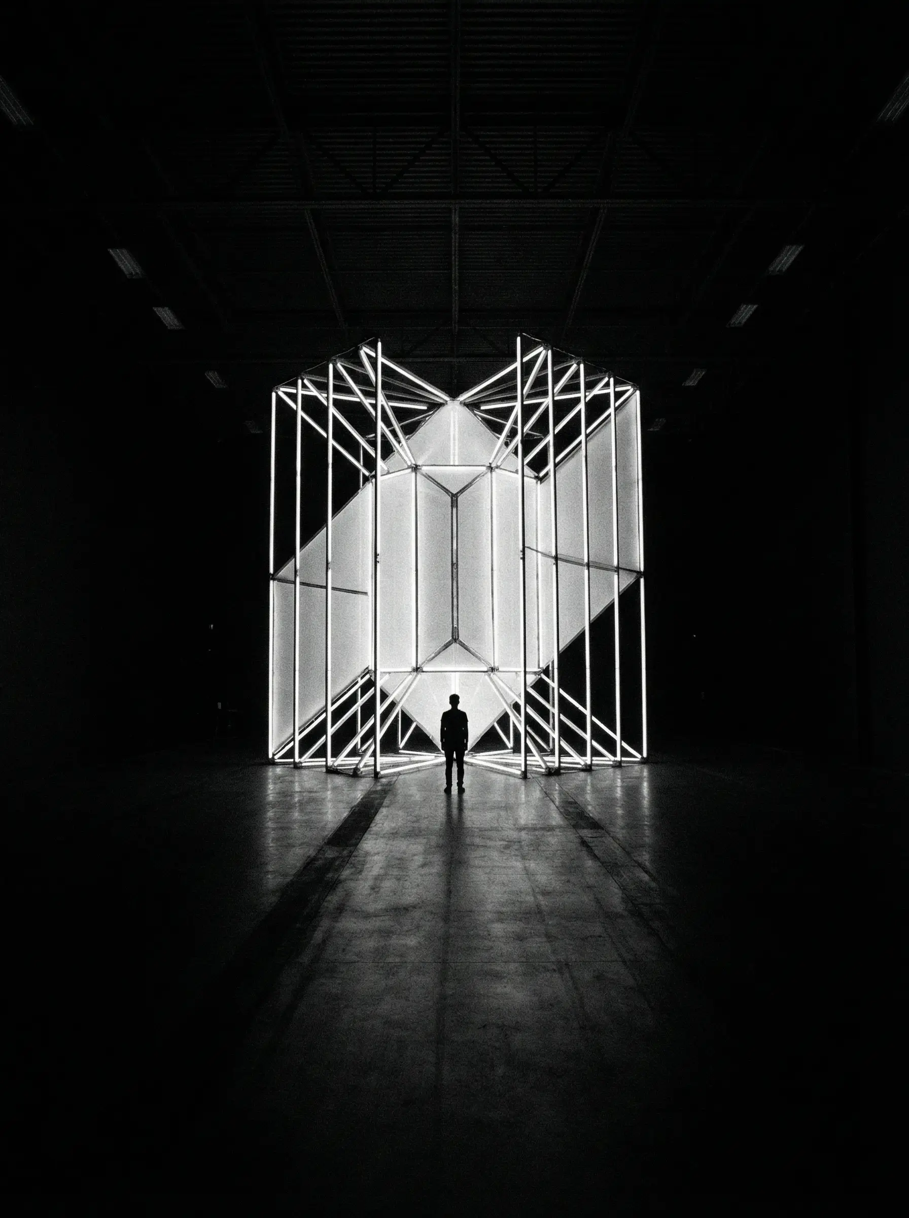 国产一线二线三线女装品牌 - 孤独的光源创意广告